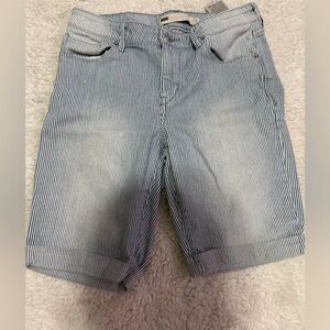 LEVI'S CUFFED 100% COTTON SHORTS - Women's 6(Blue / White striped)